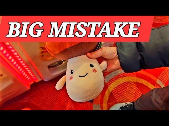 STAFF MAKE A BIG MISTAKE. uk arcade amusements videos, claw machine mess up. holiday fun