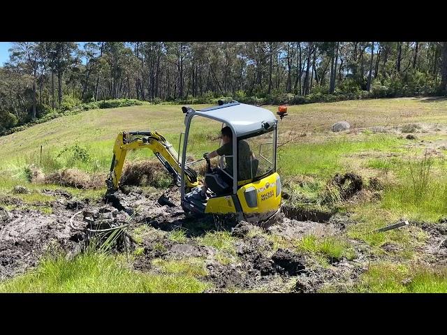 Mini excavator stuck in mud bad! See how to dig yourself out!