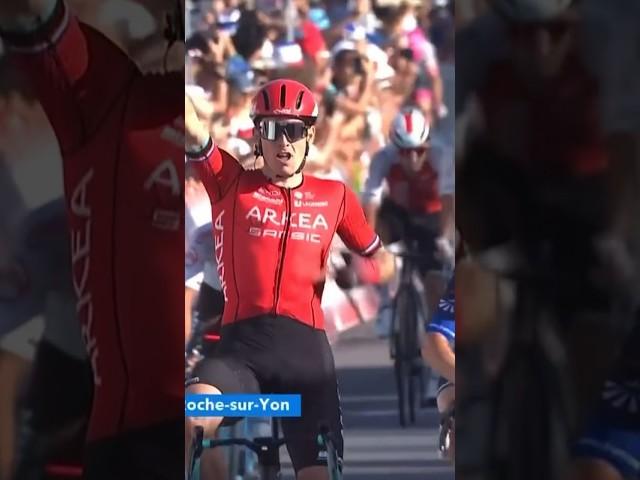 Arnaud Démare looking good in red #cycling #sprint #roadbikes