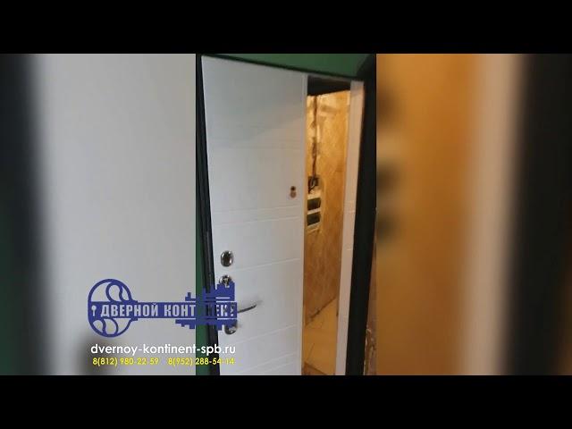 Входная дверь в квартиру с хорошей шумоизоляцией в Спб - Дверной Континент Новелло белая с зеркалом.