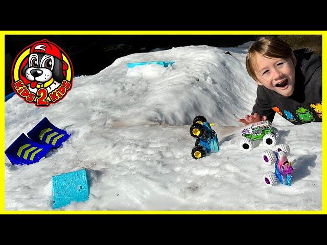 Monster Truck Toys SUPER SNOW ARENA - Monster Jam Freestyle Show