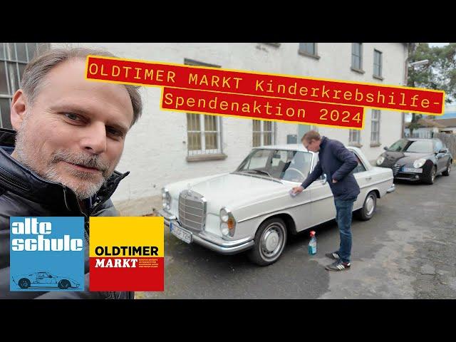 OLDTIMER MARKT Kinderkrebshilfe-Spendenaktion 2024 - Gregor Schulz zeigt die Fahrzeuge im Lostopf