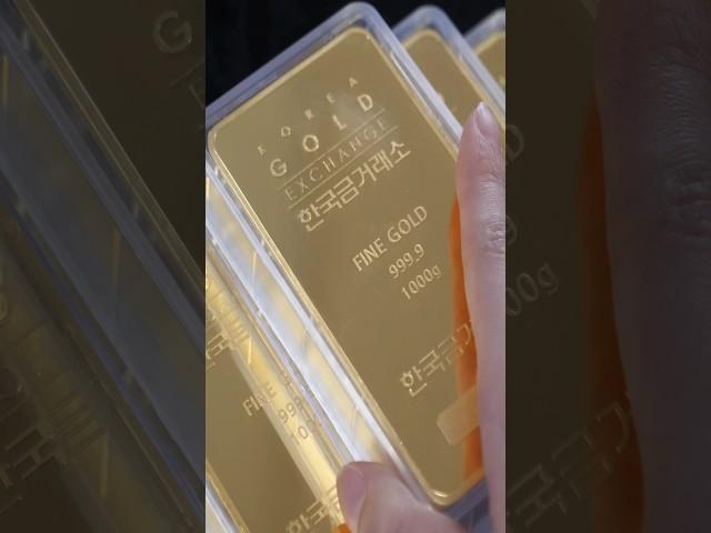 The process of making 99.99% pure gold bars into mini gold bars. Korea Gold Exchange