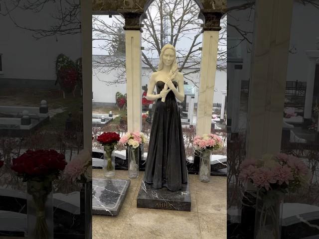 В память о любимой жене #троекуровскоекладбище #могилызнаменитостей #cemetery 