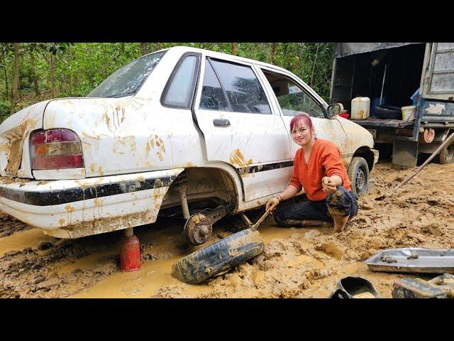 The girl repaired and restored her neighbor's car that broke down in the middle of the road.