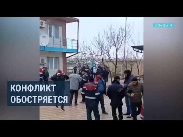 В Жанаозене нефтяники продолжают забастовку. Гендиректор угрожает расправой