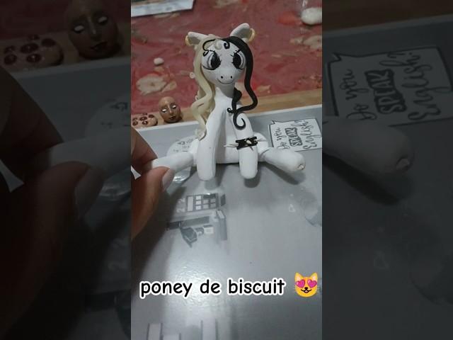 Modelando um poney de biscuit/Modeling a clay pony.  #biscuit #clay #art #arte #sculpting #artist