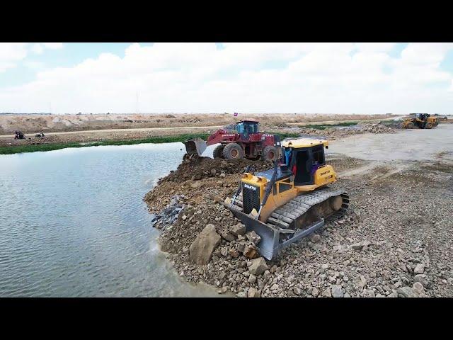 Strong Power Wheel Loader Bulldozer Supply Enough Energy To Pushing Stone Into Water