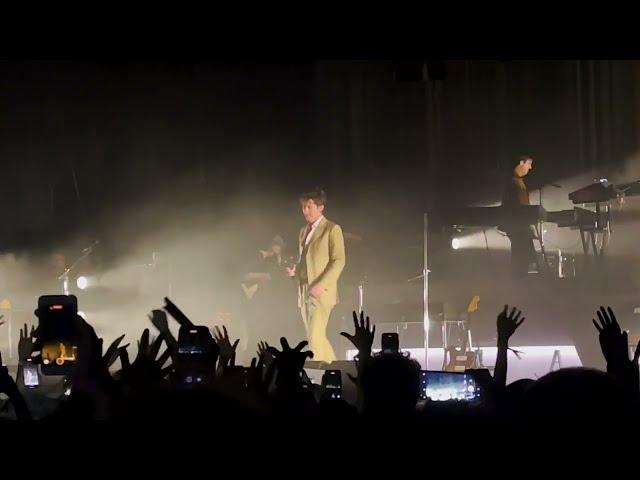 Alex Turner interacting with the crowd ... sort of [Live at Zorlu PSM, İstanbul - 09-08-2022]