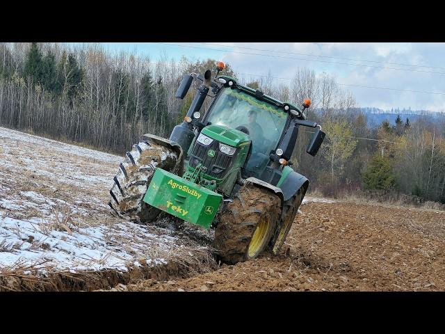 Tough winter plowing on a slope with a John Deere 6250R tractor and a Pöttinger semi-mounted plow