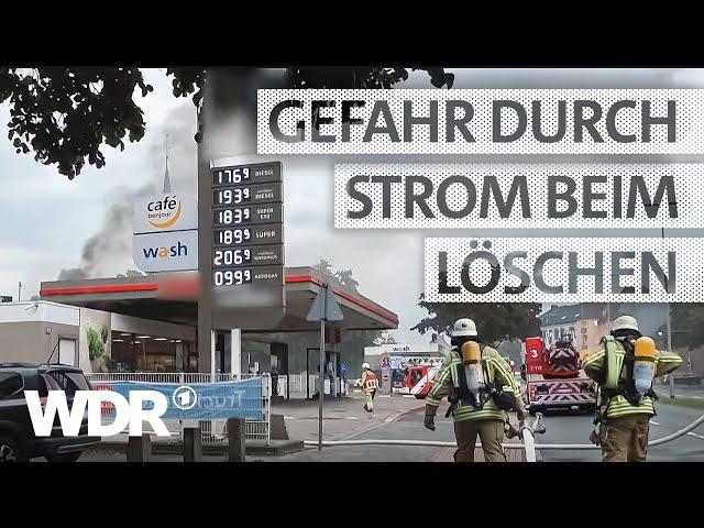 Brand auf Dach einer Tankstelle: Solaranlage erschwert Löscheinsatz | S08/E05 | Feuer & Flamme | WDR