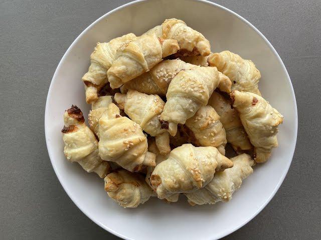 Cornetti salati di pasta sfoglia con prosciutto e formaggio