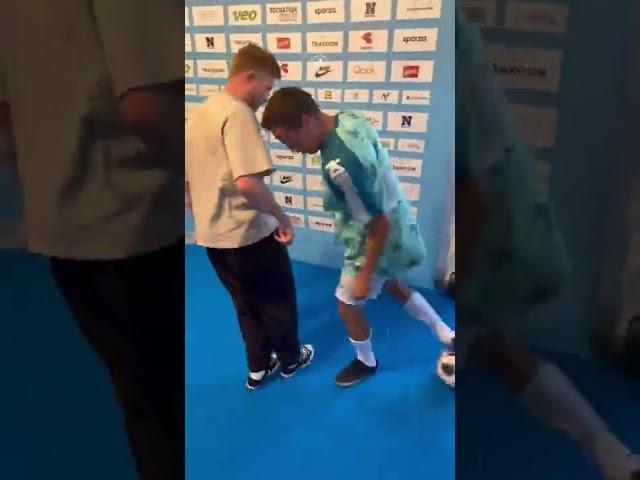 Kevin De Bruyne got nutmeged by a freestyler but was not happy and got Angry face
