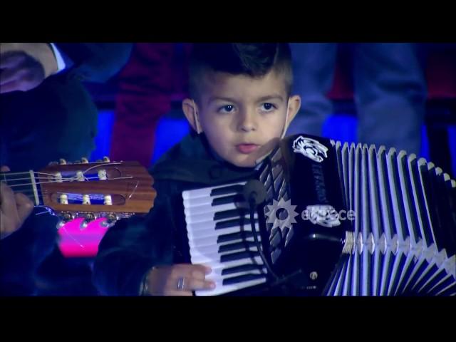 ¡Este chico tiene mucho futuro! Mirá cómo llevó adelante un show entero