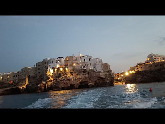 Escursione in barca alla scoperta delle  grotte marine di Polignano a Mare (Puglia)