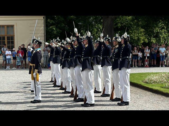 2024-07-24 Onsdag  Drottningholms Slott vaktavlösning Livgardet H.M.K.eget Livkompani både av och på