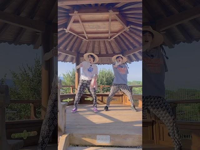 Douhyun and junhyuk dancing to weird remake song  #shorts #mirae #kpop