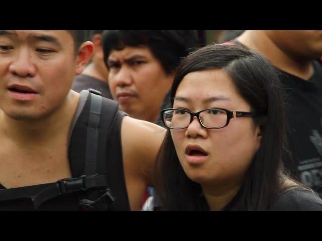 Violinist STUNS Bangkok Street with "Radioactive" Looping Cover