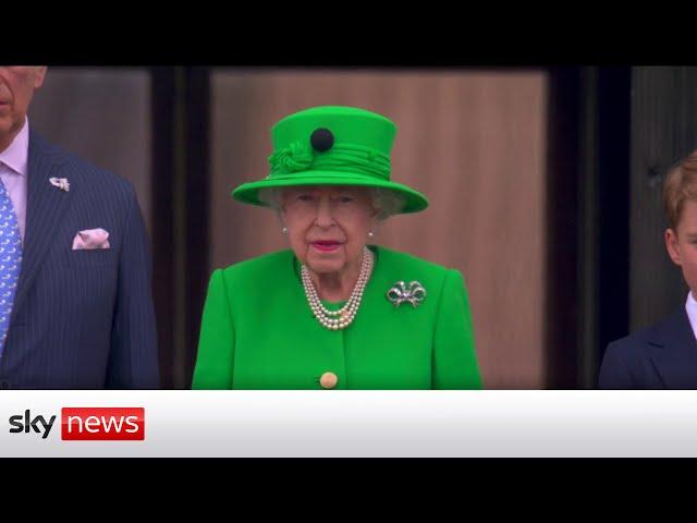 Platinum Jubilee: The Queen appears on Buckingham Palace balcony at end of Jubilee celebrations