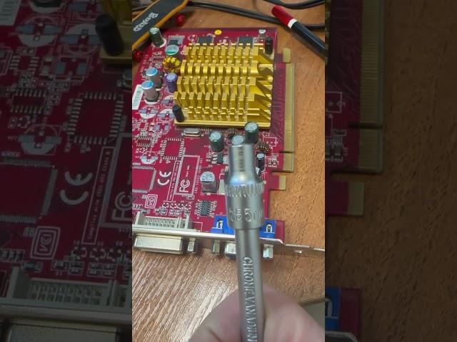 Как правильно открутить винт крепления VGA DVI COM LPT