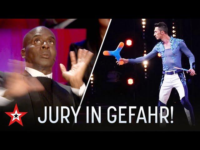 Da fällt Bruce vom Stuhl! Bumerang-Action! | Das Supertalent vom 12.12.2020