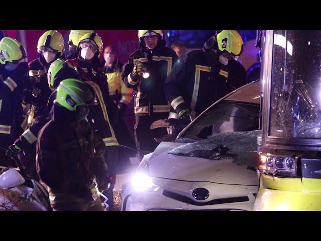 Gaffer fotografieren Leiche nach Verkehrsunfall mit einem Uber in Berlin - Polizei greift ein!