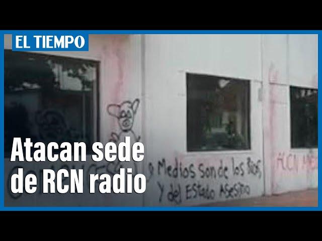 Vándalos atacan sede de RCN Radio en Bogotá