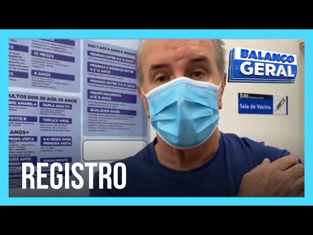 Jornalista Celso Freitas recebe a 1ª dose da vacina contra a covid-19