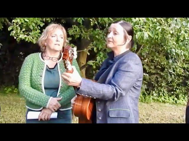 Claudia und Angela, mit Freundinen von Laura singen ihr das Brautlied