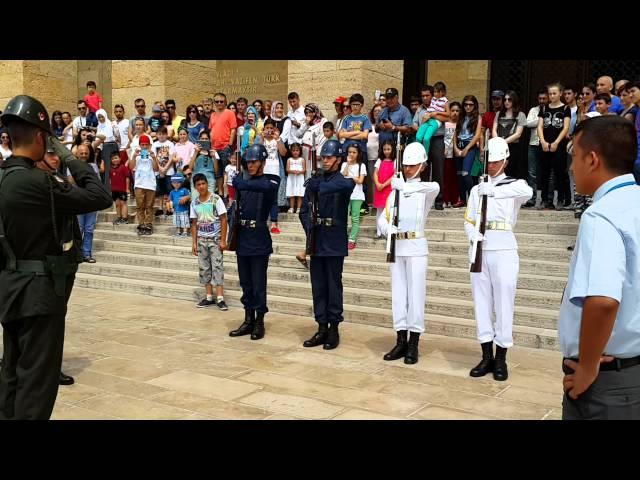 Turistleri Hayran Bırakan Anıtkabir Nöbet Değişimi - Turkish Guards Change