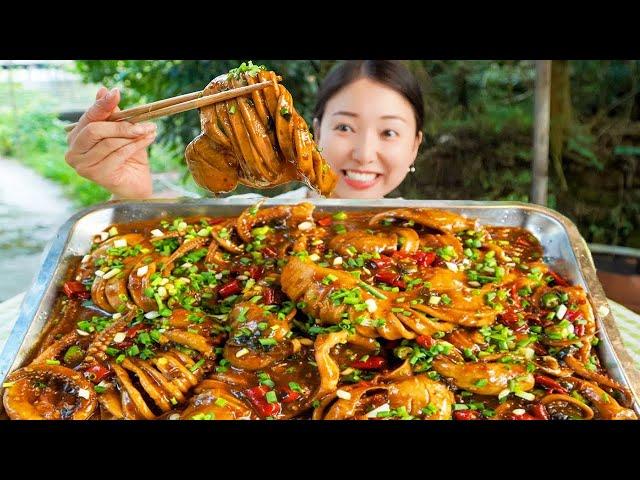 Xiaoyu makes spicy squid to eat  spicy and fresh flavor is all meat  one by one to eat