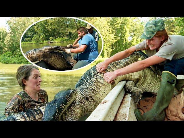 Two women caught a giant crocodile. Although it was very tiring, now is the most profitable season.