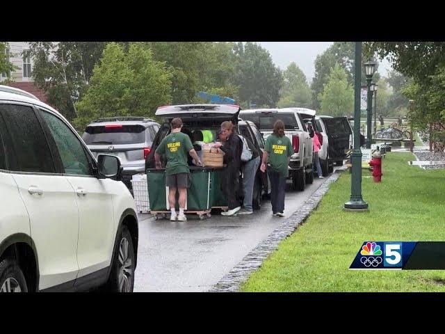 6,000 students begin to move in to UVM's campus, hundreds of volunteers help along the way