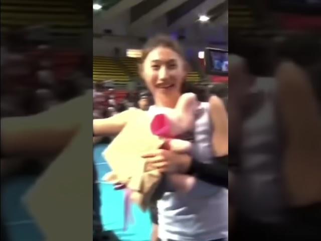 아기팬한테 뽀뽀받는 김연경