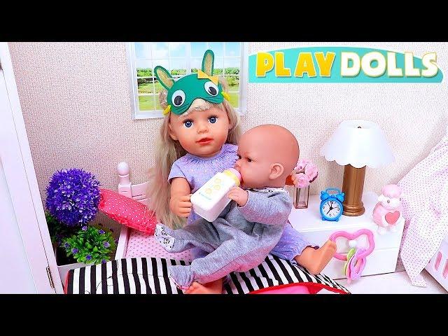 Mommy and Baby Dolls Feeding and Dress up for Morning Routine! PLAY DOLLS