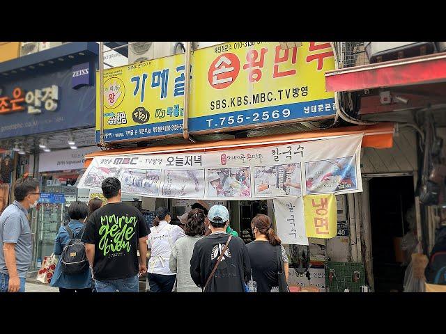 Famous handmade kimchi & meat dumpling in the Korean market, Korean street food