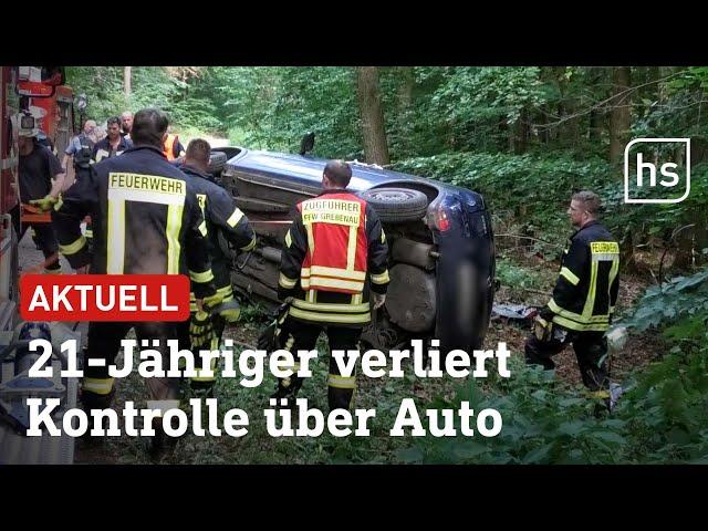 Zu hohe Geschwindigkeit? Auto überschlägt sich und prallt gegen Baum | hessenschau