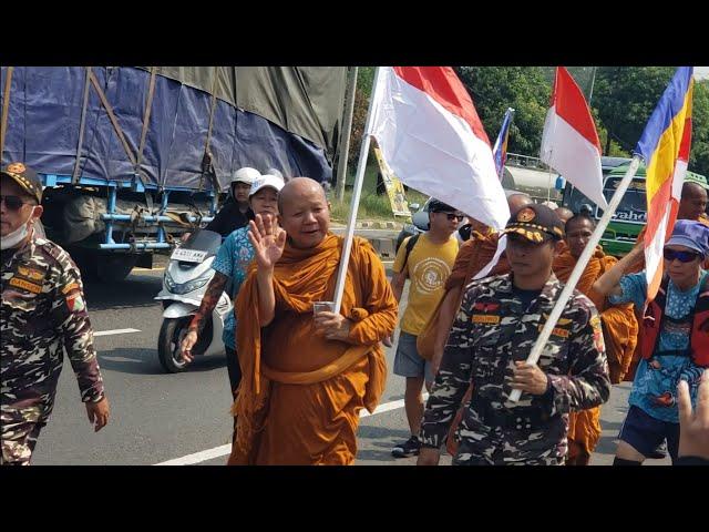 ROMBONGAN BIKSU JALAN KAKI MENUJU CANDI BOROBUDUR