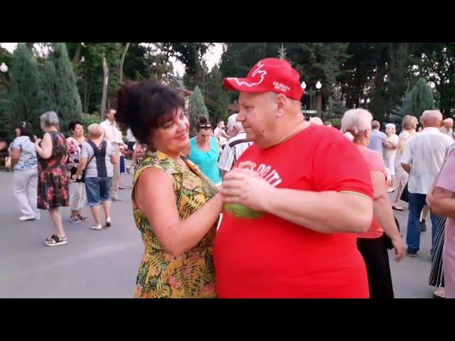 ЖИВЁТ, ЖИВЁТ В ЭТОМ ДОМЕ ГАЛИНА! ТАНЦЫ В ПАРКЕ ГОРЬКОГО ХАРЬКОВ 2021