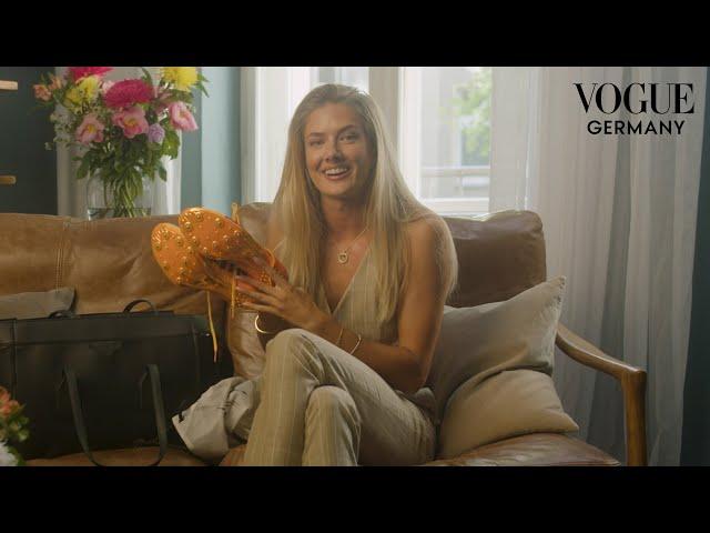 Alica Schmidt öffnet ihre Tasche – mit Trainingsschuhen & Fusselrolle | In the Bag | VOGUE Germany