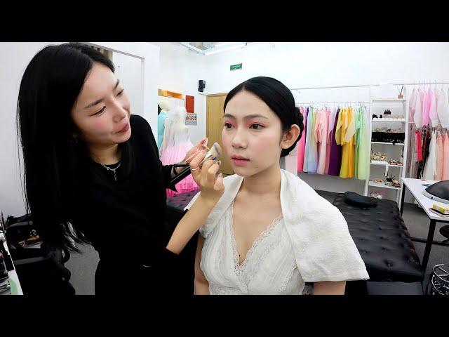 태어나서 처음 패션 한복 메이크업을 받은 베트남 직원의 반응은?