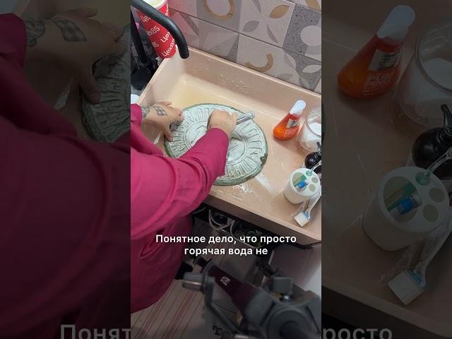 Волонтеры реставрируют еще одну страховую доску в Петербурге