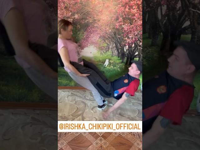 БЕЗУМНЫЙ ПАША И ИРИШКА ВЫПОЛНЯЮТ АКРОБАТИЧЕСКИЕ УПРАЖНЕНИЯ