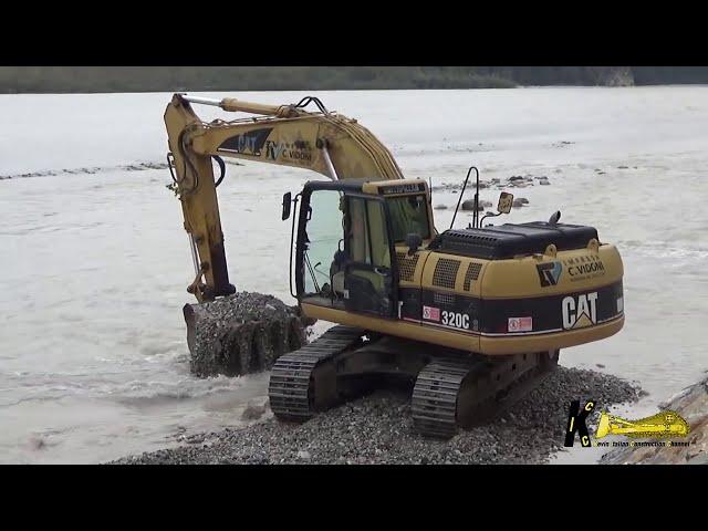 CATERPILLAR 320C S Excavator Digging Gravel under Water