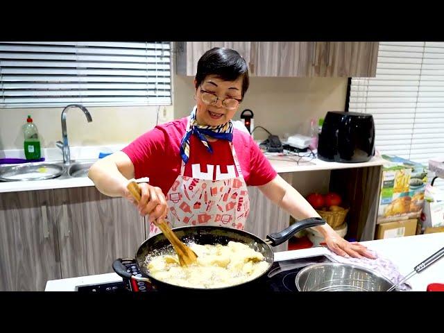 How to Make Chinese New Year Snacks: Crispy Deep-Fried Dumplings (with Sesame Seeds)