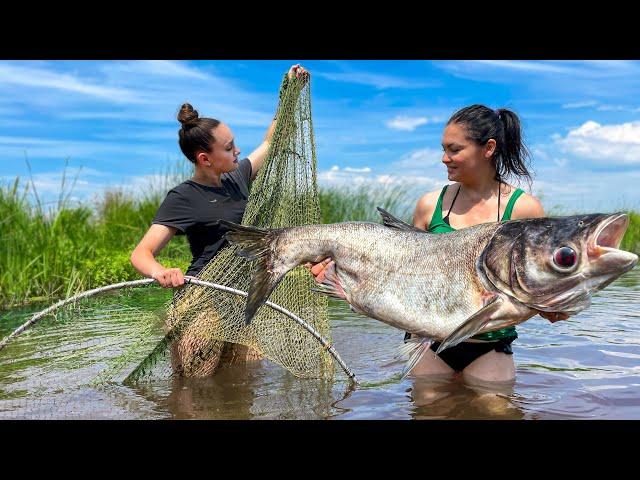 The Hunting Girls Have Caught a Giant! Silver Carp Under Clay in The Furnace