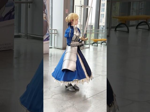 《fgo》fes漫展上saber的懵逼瞬间！ #抖音云漫展 #saber #cos #腥味猫罐 #考斯普雷cosplay