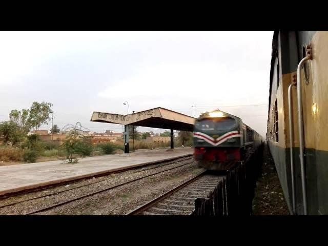 Pakistan Trainz 43 Up Crossing 24 Dn  At Chak Jhumra Junction Railway Station