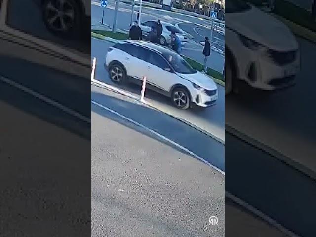 Sakarya'da bir kadına 5 dakika arayla iki otomobilin çarpması güvenlik kamerasına yansıdı