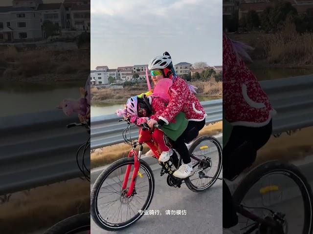 孩子累了没事，有妈在！#爱生活爱骑行 #骑单车的女孩 #让骑行成为一种生活